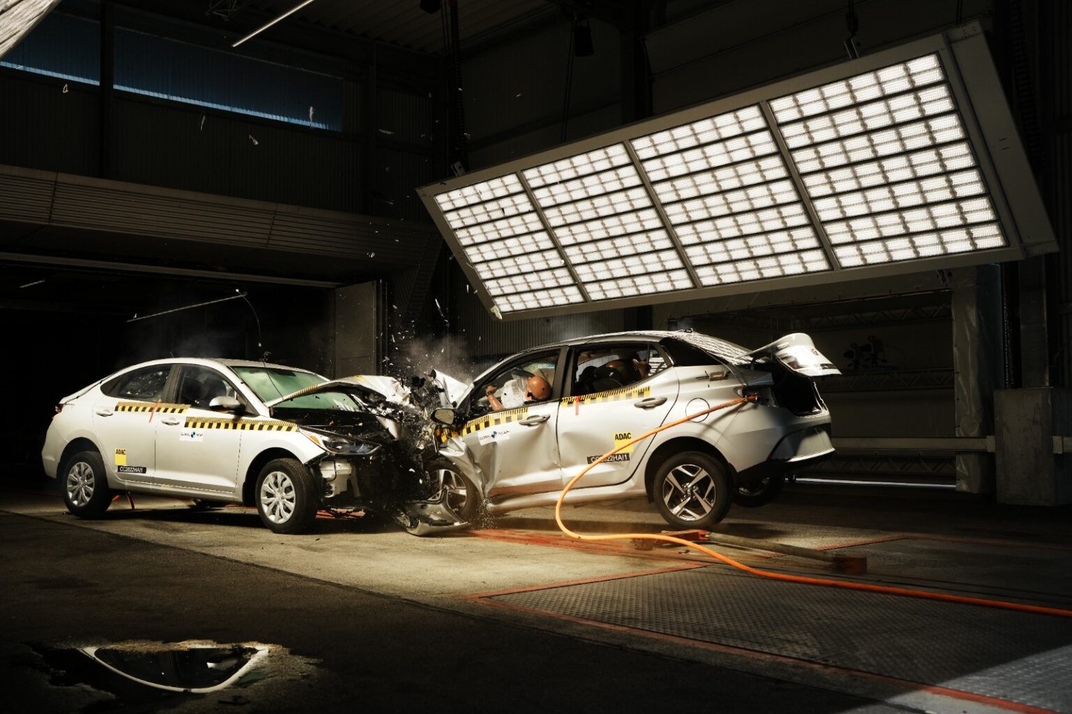 En prueba de choque de auto contra auto se evidencia el peligro del